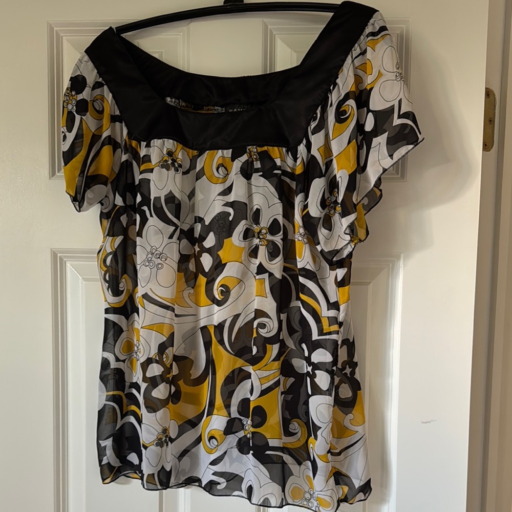 Rampage Black and Yellow Graphic Flutter Sleeve Blouse
